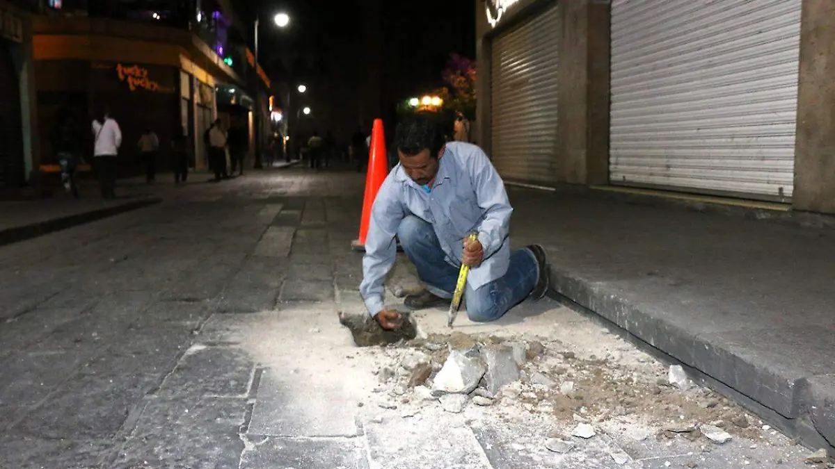 Refuerzan trabajos de bacheo con adoquín en el Centro Histórico